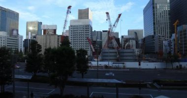 Mavi gökyüzünün arkasındaki inşaat halindeki vinçler hareket ediyor. Chiyoda Bölgesi Ariake Tokyo - 10.16.2019