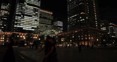 Gece iş kasabasında bir araba lambası. Chiyoda bölgesi Otemachi Tokyo Japonya 09.30. 2019