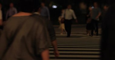 Gece iş kasabasında bir araba lambası. Chiyoda bölgesi Otemachi Tokyo Japonya 09.30. 2019