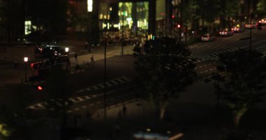 Gece iş kasabasında bir araba lambası. Chiyoda bölgesi Otemachi Tokyo Japonya 09.30. 2019