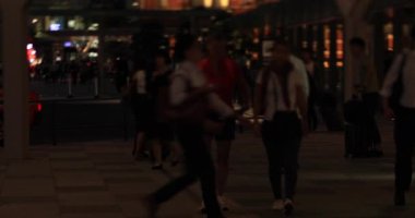 Gece iş kasabasında bir araba lambası. Chiyoda bölgesi Otemachi Tokyo Japonya 09.30. 2019