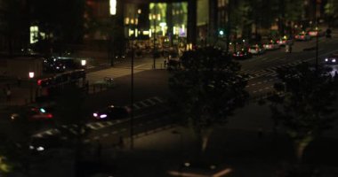 Gece iş kasabasında bir araba lambası. Chiyoda bölgesi Otemachi Tokyo Japonya 09.30. 2019