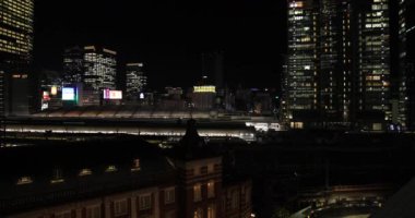 Gece iş kasabasında bir araba lambası. Chiyoda bölgesi Otemachi Tokyo Japonya 09.30. 2019