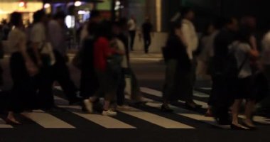 Gece iş kasabasında bir araba lambası. Chiyoda bölgesi Otemachi Tokyo Japonya 09.30. 2019