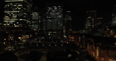 Gece iş kasabasında bir araba lambası. Chiyoda bölgesi Otemachi Tokyo Japonya 09.30. 2019