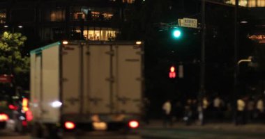 Gece iş kasabasında bir araba lambası. Chiyoda bölgesi Otemachi Tokyo Japonya 09.30. 2019