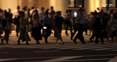 Gece iş kasabasında bir araba lambası. Chiyoda bölgesi Otemachi Tokyo Japonya 09.30. 2019