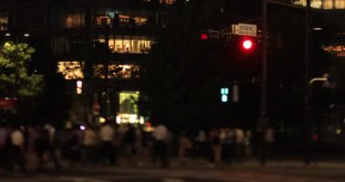 Gece iş kasabasında bir araba lambası. Chiyoda bölgesi Otemachi Tokyo Japonya 09.30. 2019