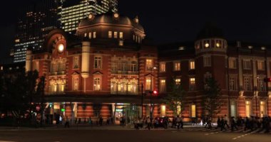 Gece iş kasabasında bir araba lambası. Chiyoda bölgesi Otemachi Tokyo Japonya 09.30. 2019