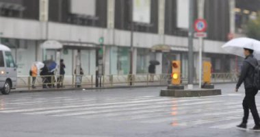 Şehir merkezindeki yağmurlu bir günde insanları yürüyüşe çıkarmak. Shinagawa bölgesi Shinagawa Tokyo Japonya - 10.22.2019