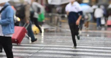Şehir merkezindeki yağmurlu bir günde insanları yürüyüşe çıkarmak. Shinagawa bölgesi Shinagawa Tokyo Japonya - 10.22.2019