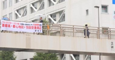 Şehir merkezindeki yağmurlu bir günde insanları yürüyüşe çıkarmak. Shinagawa bölgesi Shinagawa Tokyo Japonya - 10.22.2019