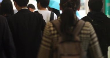 Şehir merkezindeki yağmurlu bir günde el kamerasıyla insanları gezdirmek. Shinagawa bölgesi Shinagawa Tokyo Japonya - 10.22.2019