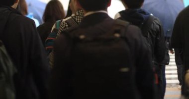 Şehir merkezindeki yağmurlu bir günde el kamerasıyla insanları gezdirmek. Shinagawa bölgesi Shinagawa Tokyo Japonya - 10.22.2019