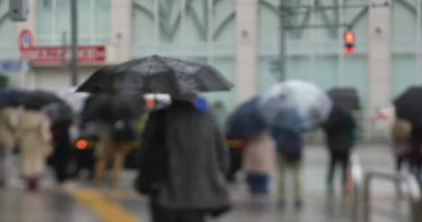 Şehir merkezindeki yağmurlu bir günde insanları yürüyüşe çıkarmak. Shinagawa bölgesi Shinagawa Tokyo Japonya - 10.22.2019