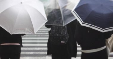 Şehir merkezindeki yağmurlu bir günde insanları yürüyüşe çıkarmak. Shinagawa bölgesi Shinagawa Tokyo Japonya - 10.22.2019