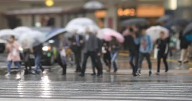 Şehir merkezindeki yağmurlu bir günde insanları yürüyüşe çıkarmak. Shinagawa bölgesi Shinagawa Tokyo Japonya - 10.22.2019