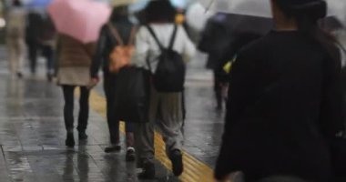 Şehir merkezindeki yağmurlu bir günde insanları yürüyüşe çıkarmak. Shinagawa bölgesi Shinagawa Tokyo Japonya - 10.22.2019