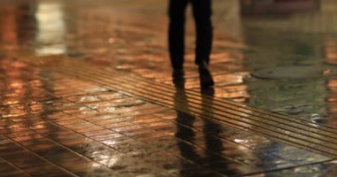 Şehir merkezindeki yağmurlu bir günde insanları yürüyüşe çıkarmak. Shinagawa bölgesi Shinagawa Tokyo Japonya - 10.21.2019