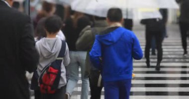 Şehir merkezindeki yağmurlu bir günde insanları yürüyüşe çıkarmak. Shinagawa bölgesi Shinagawa Tokyo Japonya - 10.22.2019