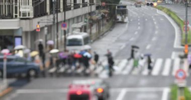 Şehir merkezindeki yağmurlu bir günde insanları yürüyüşe çıkarmak. Shinagawa bölgesi Shinagawa Tokyo Japonya - 10.22.2019