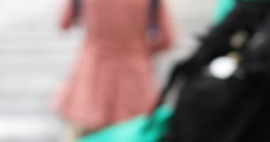 Şehir merkezindeki yağmurlu günde yürüyen insanların dikkati dağıldı. Shinagawa bölgesi Shinagawa Tokyo Japonya - 10.22.2019