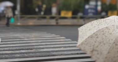 Şehir merkezindeki yağmurlu bir günde insanları yürüyüşe çıkarmak. Shinagawa bölgesi Shinagawa Tokyo Japonya - 10.22.2019