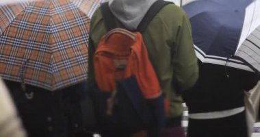 Şehir merkezindeki yağmurlu bir günde insanları yürüyüşe çıkarmak. Shinagawa bölgesi Shinagawa Tokyo Japonya - 10.22.2019