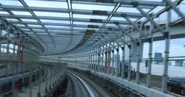 Güneşli demiryolu gününde arka planda bir bakış açısı. Koutou Bölgesi Tokyo - 10.03.2019: Tokyo 'nun merkezidir.