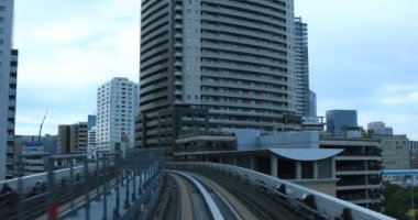 Güneşli demiryolu gününde arka planda bir bakış açısı. Koutou Bölgesi Tokyo - 10.03.2019: Tokyo 'nun merkezidir.