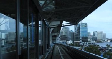 Güneşli demiryolu gününde arka planda bir bakış açısı. Koutou Bölgesi Tokyo - 10.03.2019: Tokyo 'nun merkezidir.