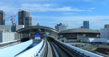 Güneşli demiryolu gününde arka planda bir bakış açısı. Koutou Bölgesi Tokyo - 10.03.2019: Tokyo 'nun merkezidir.