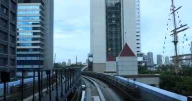 Güneşli demiryolu gününde arka planda bir bakış açısı. Koutou Bölgesi Tokyo - 10.03.2019: Tokyo 'nun merkezidir.