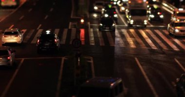 Şehir merkezindeki yağmurlu bir sokakta yürüyen insanlar. Shinagawa bölgesi Shinagawa Tokyo Japonya - 10.21.2019