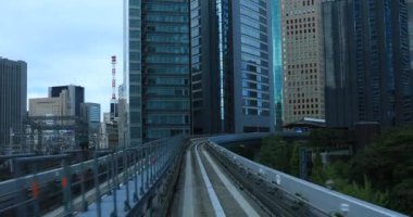 Güneşli demiryolu gününde arka planda bir bakış açısı. Koutou Bölgesi Tokyo - 10.03.2019: Tokyo 'nun merkezidir.