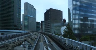 Güneşli demiryolu gününde arka planda bir bakış açısı. Koutou Bölgesi Tokyo - 10.03.2019: Tokyo 'nun merkezidir.