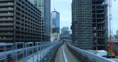 Güneşli demiryolu gününde arka planda bir bakış açısı. Koutou Bölgesi Tokyo - 10.03.2019: Tokyo 'nun merkezidir.