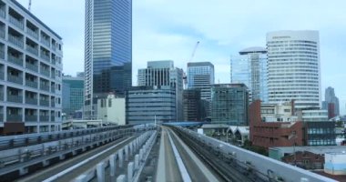 Güneşli demiryolu gününde arka planda bir bakış açısı. Koutou Bölgesi Tokyo - 10.03.2019: Tokyo 'nun merkezidir.