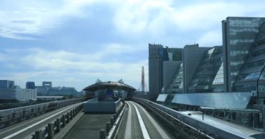 Güneşli demiryolu gününde arka planda bir bakış açısı. Koutou Bölgesi Tokyo - 10.03.2019: Tokyo 'nun merkezidir.
