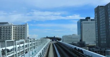 Güneşli demiryolu gününde arka planda bir bakış açısı. Koutou Bölgesi Tokyo - 10.03.2019: Tokyo 'nun merkezidir.