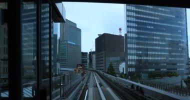 Güneşli demiryolu gününde arka planda bir bakış açısı. Koutou Bölgesi Tokyo - 10.03.2019: Tokyo 'nun merkezidir.