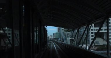 Güneşli demiryolu gününde arka planda bir bakış açısı. Koutou Bölgesi Tokyo - 10.03.2019: Tokyo 'nun merkezidir.