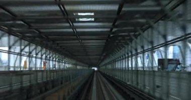 Güneşli demiryolu gününde arka planda bir bakış açısı. Koutou Bölgesi Tokyo - 10.03.2019: Tokyo 'nun merkezidir.