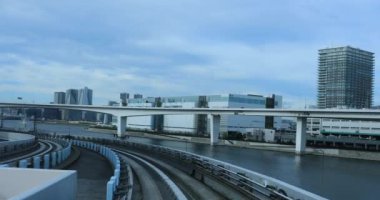 Güneşli demiryolu gününde arka planda bir bakış açısı. Koutou Bölgesi Tokyo - 10.03.2019: Tokyo 'nun merkezidir.