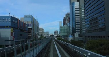 Güneşli demiryolu gününde arka planda bir bakış açısı. Koutou Bölgesi Tokyo - 10.03.2019: Tokyo 'nun merkezidir.