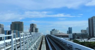 Güneşli demiryolu gününde arka planda bir bakış açısı. Koutou Bölgesi Tokyo - 10.03.2019: Tokyo 'nun merkezidir.