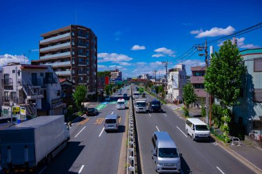 Tokyo 'nun şehir merkezindeki caddede trafik sıkışıklığı zamanı. Yüksek kalite fotoğraf. Nerima Bölgesi Yahara Tokyo Japonya 09.05.2023