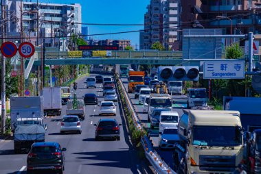 Tokyo 'da şehir merkezindeki bir caddede trafik sıkışıklığı. Yüksek kalite fotoğraf. Nerima Bölgesi Yahara Tokyo Japonya 09.05.2023