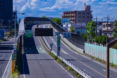 Tokyo 'daki şehir caddesinde boş bir cadde. Yüksek kalite fotoğraf. Nerima Bölgesi Yahara Tokyo Japonya 09.05.2023