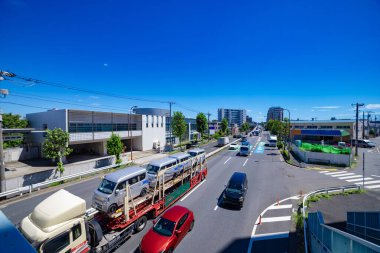 Tokyo 'nun şehir merkezindeki caddede trafik sıkışıklığı zamanı. Yüksek kalite fotoğraf. Nerima Bölgesi Yahara Tokyo Japonya 09.05.2023